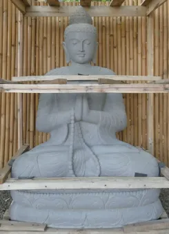 Sitzender Buddha aus Flussstein, Position Dhyana, H. 150cm. 